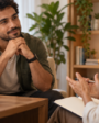 Adulto autista em conversa com psicologa em consultorio claro
