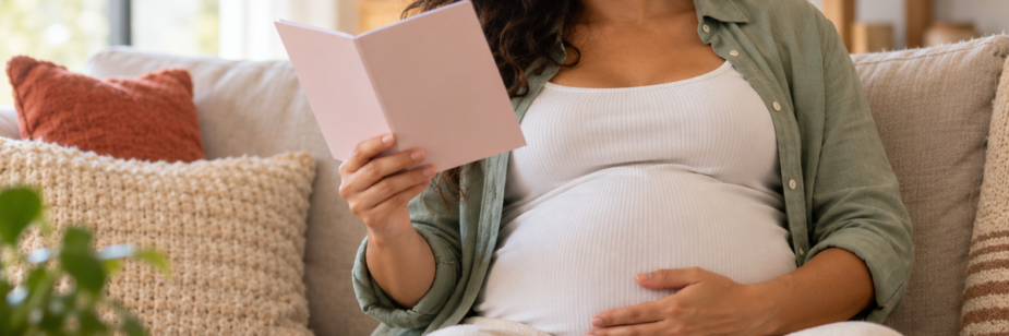Gestante sorrindo em sala de estar clara com carteira de pre-natal